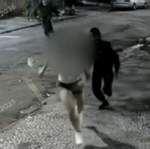 Criminosos descem de táxi para agredir e roubar mulher no Rio de Janeiro