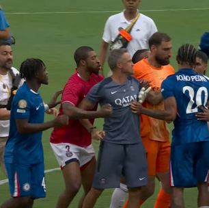 Luis Enrique, treinador do PSG, dá tapa em João Pedro, do Chelsea, após derrota no Mundial