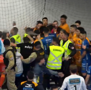 PM usa spray de pimenta para dispersar briga generalizada em partida de futsal; veja o momento