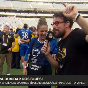 Namorada de Pedro Neto pede foto com comentarista da CazéTV durante festa do Chelsea