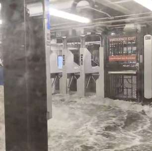 Tempestade faz estação de metrô ficar alagada em Nova York; veja
