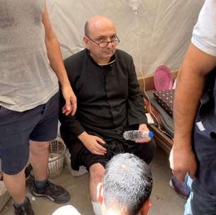 Ataques israelenses matam 22 em Gaza, 2 morrem em igreja com a qual papa Francisco falava frequentemente