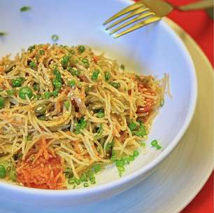 Salada de macarrão oriental sem glúten: leve e saborosa
