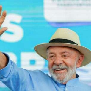 Lula fala sobre reeleição em 2026: 'Não vou entregar o País àquele bando de malucos'