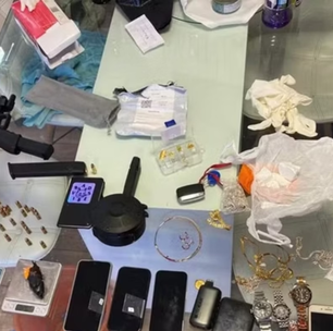 Criança vê sangue escorrendo na parede e casal estrangeiro é encontrado morto