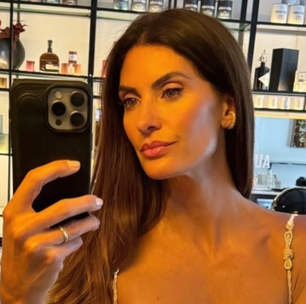 Isabella Fiorentino prova elegância do branco em 3 looks nos EUA