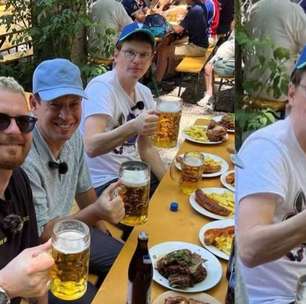 Destaque da Euro 2008 viraliza com foto irreconhecível em bar