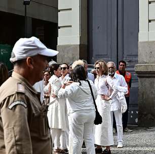 Gilberto Gil é aplaudido e recebido aos gritos de "força" em velório de Preta Gil