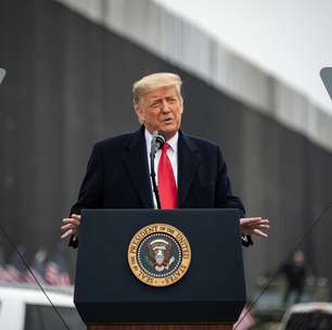 Trump assina ordem para impor tarifaço de 50% ao Brasil a partir da próxima semana e cita processo contra Bolsonaro