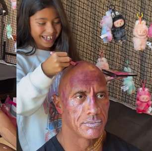 Filhas maquiam The Rock, que brinca com a careca: 'Muita tela para usar na diversão'