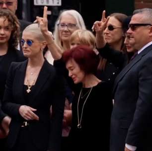Viúva de Ozzy Osbourne é amparada pelos filhos durante funeral do músico