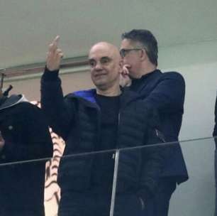 Alexandre de Moraes vai a jogo do Corinthians e faz gesto obsceno no dia em que é alvo de sanção dos EUA
