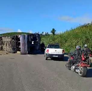 Ônibus que levava torcedores do Bahia para jogo tomba em Pernambuco