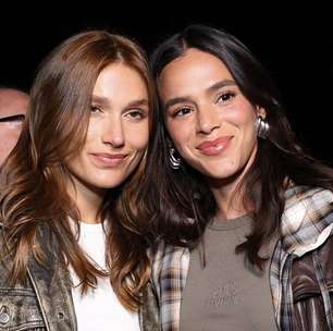 Marquezine e Sasha combinam look com jaqueta de couro e jeans