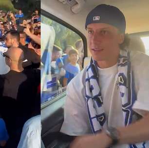 David Luiz é recebido por multidão de torcedores ao desembarcar no Chipre