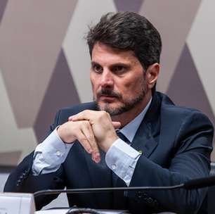 Marcos do Val desembarca no Brasil e coloca tornozeleira eletrônica