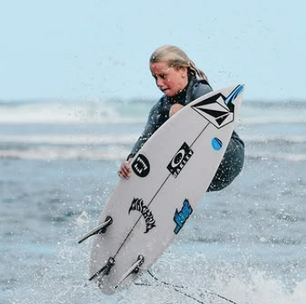 Conheça a prodígia de somente 12 anos que irá disputar uma etapa do Mundial de Surfe