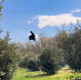 Empresa polonesa lança protótipo de moto voadora