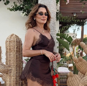Flávia Alessandra arrasa com 2 vestidos tipo camisola na Turquia
