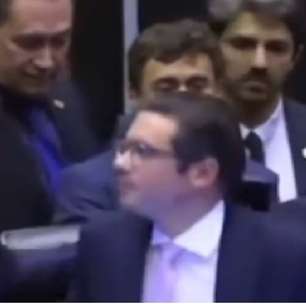 Levou cotovelada? Nikolas Ferreira afirma que foi agredido por parlamentar