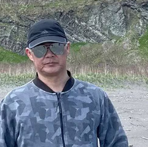 Piloto infarta durante voo sobre vulcão em erupção, pousa helicóptero para salvar passageiros e morre em seguida