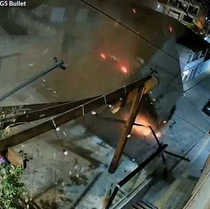 Caminhão 'voa' sobre quintal de casa e atinge três carros após perder os freios em MG