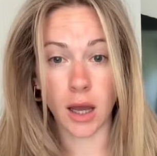 Atriz causa cancelamento de voo após diarreia no banheiro de avião