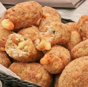 Bolinho de arroz com pernil: veja como preparar o aperitivo