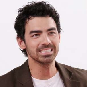 Joe Jonas sugere que esteja lendo o roteiro de "Camp Rock 3": "Desculpa, Disney!"