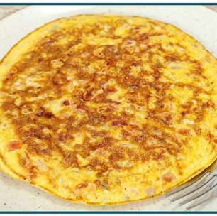 Omelete simples bem temperado e pronto em minutos para o lanche ou jantar