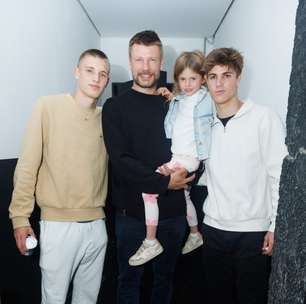 A cara do pai! Discreto, Rodrigo Hilbert posa com os filhos durante evento em SP