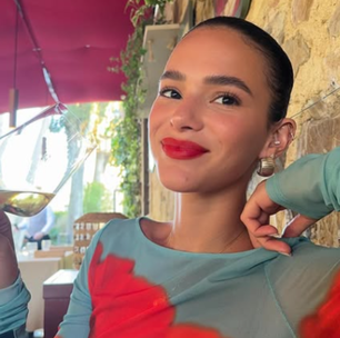 Internautas alertam para detalhe curioso em foto de Bruna Marquezine