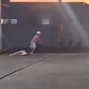 Homem é preso por agredir companheira e arrastá-la pelos cabelos em posto de combustíveis