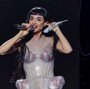 Katy Perry leva 'choque' no palco durante show de turnê nos EUA