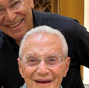 Jassa, cabeleireiro de Silvio Santos, cuida dos cabelos de Paulo Maluf, de 93 anos