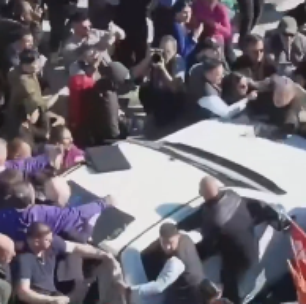 Milei é retirado de caravana às pressas após ser alvo de ataque de pedras