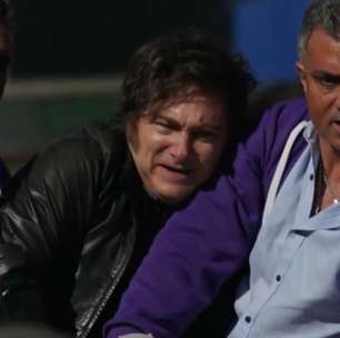 Javier Milei é retirado às pressas de carreata após ataque com pedras e garrafas em Buenos Aires