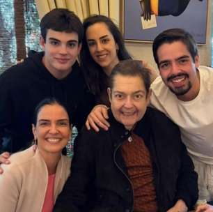 João Silva emociona ao homenagear Faustão e família após alta hospitalar