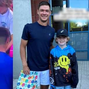 Tenista surpreende fã mirim que teve boné 'roubado' por CEO no US Open