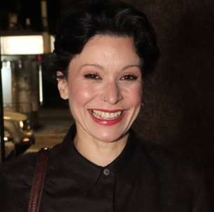 Patricia Marx faz rara aparição com a esposa em noite de espetáculo