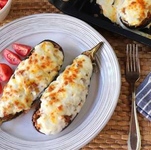 Berinjelas recheadas com carne gratinadas no forno: uma receita tradicional imbatível