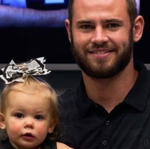 Clube liga dez vezes para contratar jogador, mas filhas recusam as chamadas para ver desenho