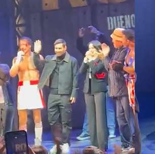 Messi vai a teatro em Buenos Aires e causa alvoroço com gritaria e aplausos na plateia