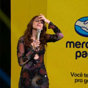 Ana Clara é flagrada ao vivo coçando o olho e diverte público com bom humor