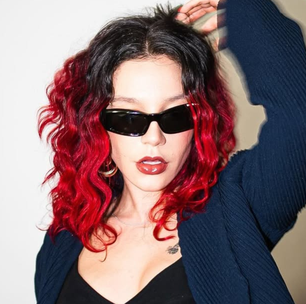 Priscilla abandona cabelo vermelho e surge com novo visual