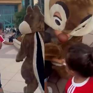 Raphinha denuncia racismo após filho ser ignorado por personagem na Disney Paris