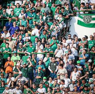 Confusão entre policiais e torcedores do Guarani deixa feridos no Brinco de Ouro; veja os vídeos