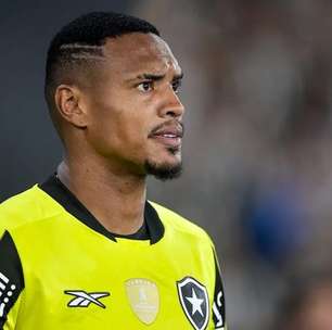 Goleiro John visita Botafogo antes de se apresentar ao Nottingham Forest