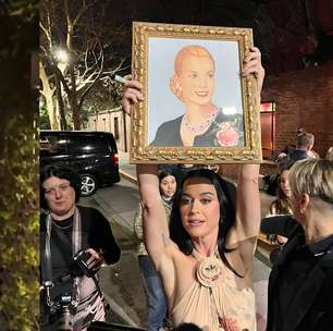 Em dia de derrota para Milei, Katy Perry exibe quadro de Evita na Argentina e é ovacionada
