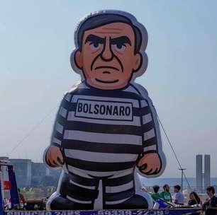Movimentos estudantis levam 'bonecão' de Bolsonaro como presidiário para celebrar condenação no STF